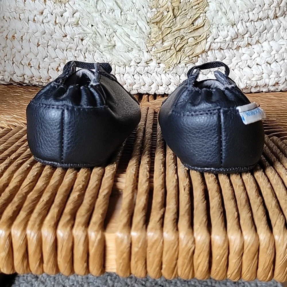 Robeez Basic Brian black flat shoe, size 5